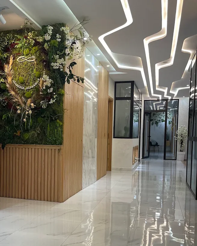 Le couloir du centre, sol en marbre et plafond éclairé